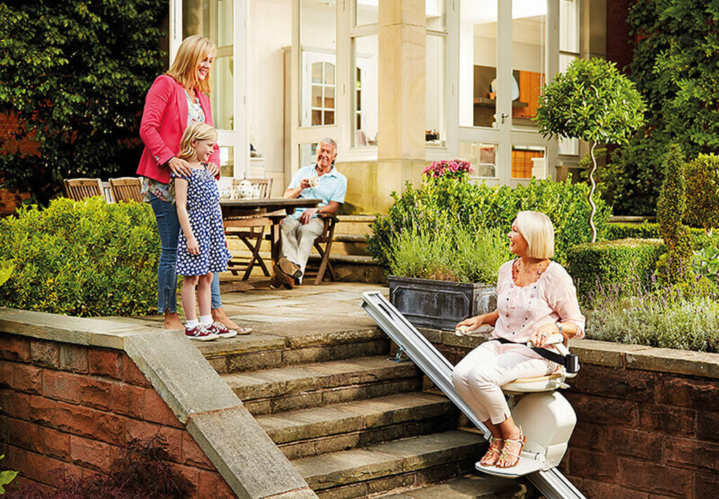 financement monte-escalier dans des villes comme Vinça - 66320. Un monte-escalier extérieur moderne installé sur des marches menant à une entrée de maison accueillante, favorisant une vie accessible pour les personnes à mobilité réduite.